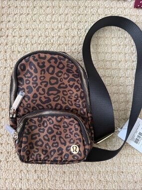 lululemon Everywhere Sling Bag Small